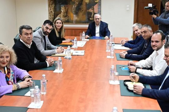 Λευκός καπνός με τους πρατηριούχους